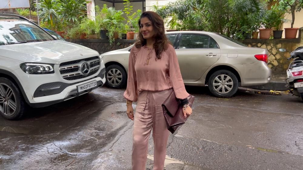 raveena-tandon-was-snapped-at-a-dubbing-studio-in-bandra